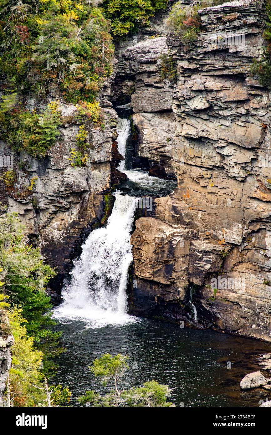 Une chute d'eau se déverse dans la gorge ci-dessous vu d'un High Vantage point Banque D'Images