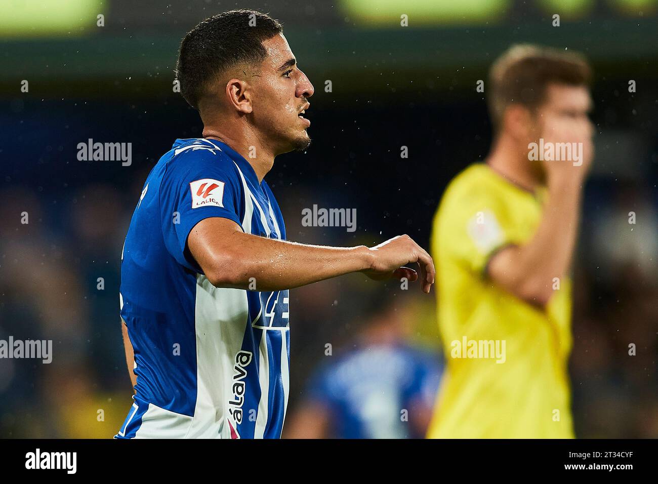 Abdelkabir Abqar de Deportivo Alaves réagit lors du match de LaLiga EA Sports entre Villarreal CF et Deportivo Alaves à l'Estadio de la Ceramica on Banque D'Images