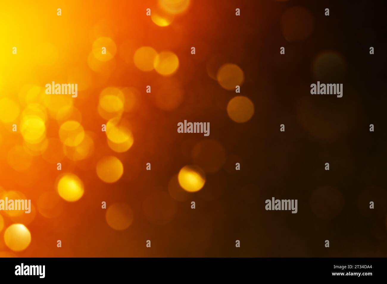 Lumières et particules floues orange sur fond dynamique coloré foncé. Banque D'Images Lumières et particules floues orange sur fond dynamique coloré foncé. Banque D'Images