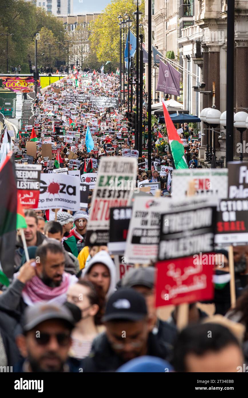 Foules à Piccadilly lors d'une manifestation en Palestine libre à Londres suite à l'escalade du conflit en Israël et à Gaza Banque D'Images