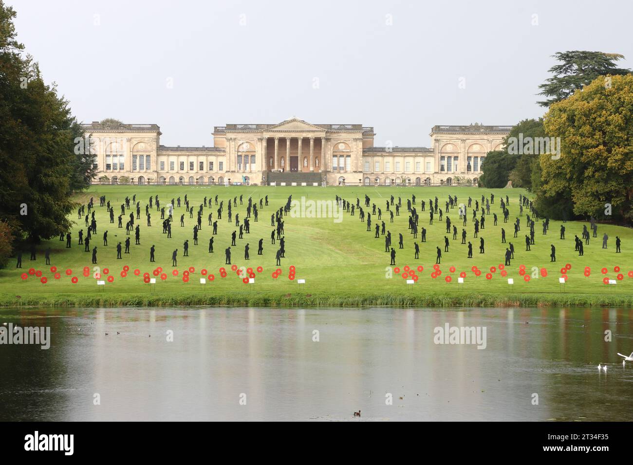 Installation artistique Standing with Giants au National Trust Stowe Gardens, Stowe, Buckingham, Buckinghamshire Banque D'Images