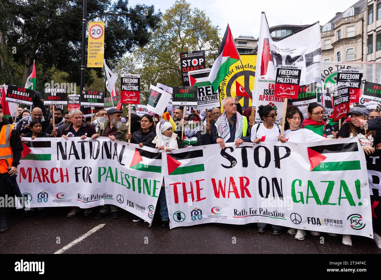 Chef d'une marche de protestation lors d'une manifestation en Palestine libre à Londres suite à l'escalade du conflit en Israël et à Gaza. Arrêtez la guerre contre Gaza Banque D'Images