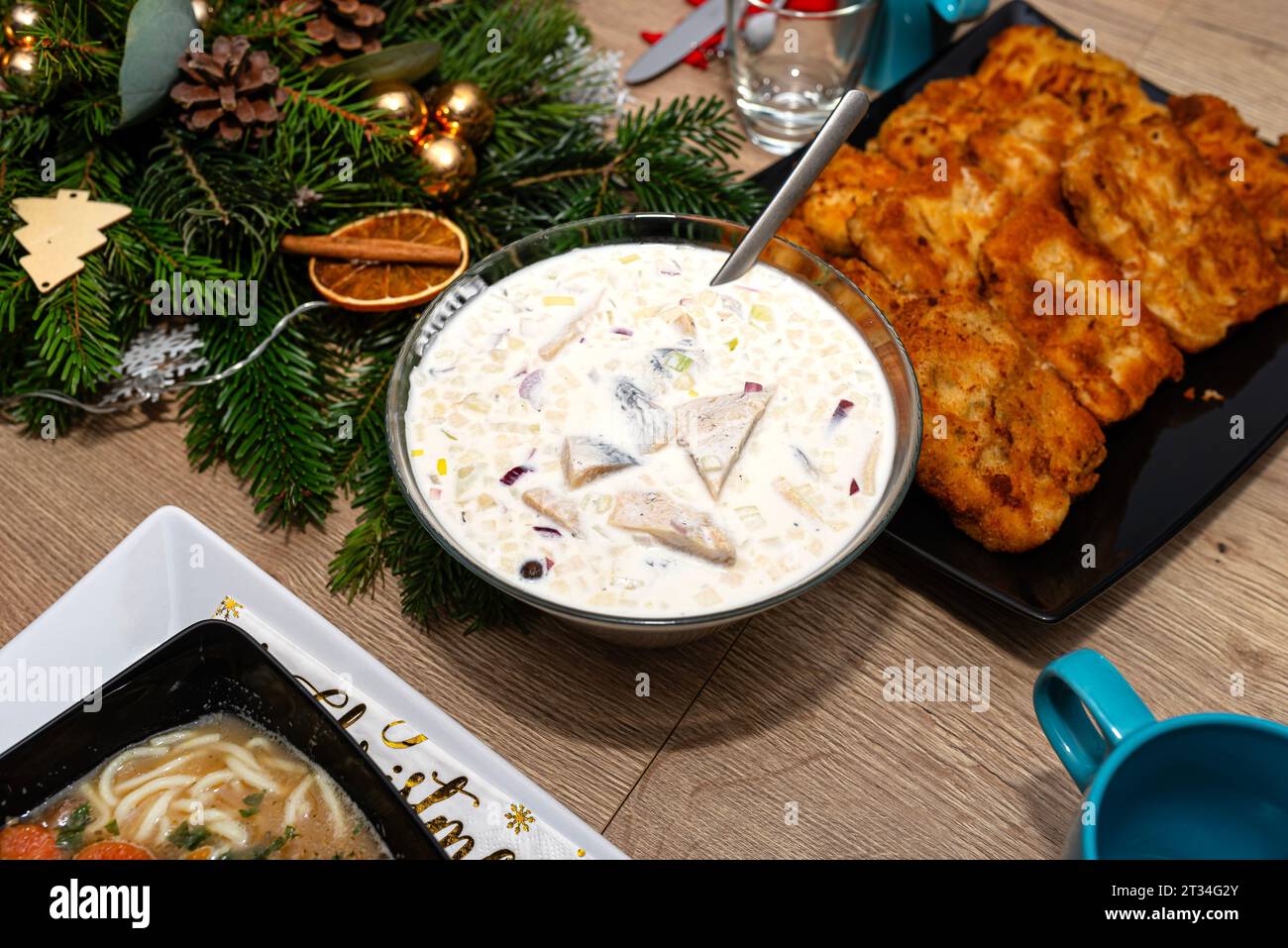 Les harengs crus dans la crème aigre, se tenant dans un bol sur la table de Noël en Pologne. Banque D'Images