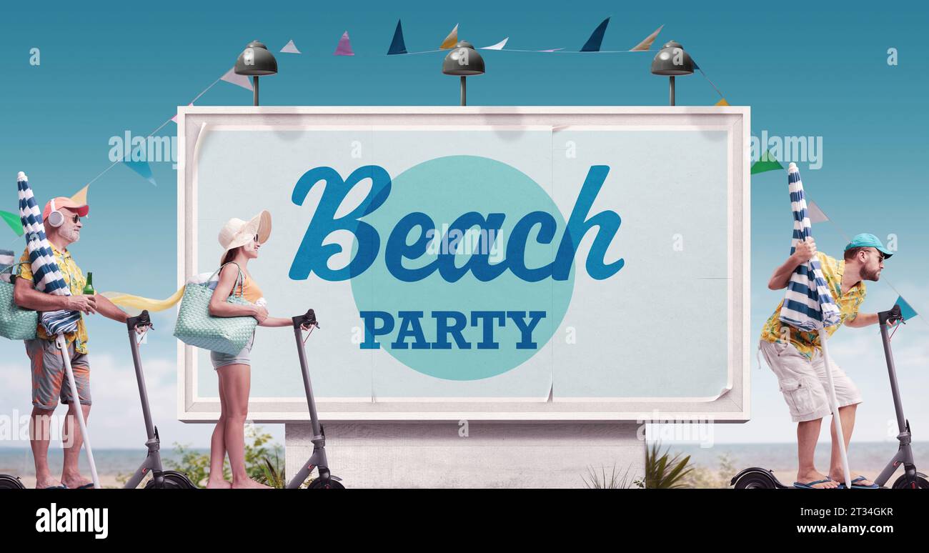 Heureux touristes au bord de la mer, ils montent des e-scooters et vont à la fête de la plage, grand panneau d'affichage avec espace de copie en arrière-plan Banque D'Images