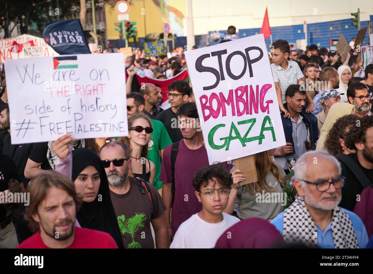 Un rassemblement en solidarité avec le peuple palestinien contre les opérations militaires israéliennes dans la bande de Gaza. Turin, Italie - 14 octobre 2023 Banque D'Images
