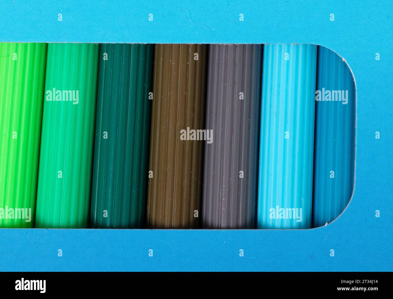 Rangée de feutres colorés dans un emballage, plein cadre Banque D'Images