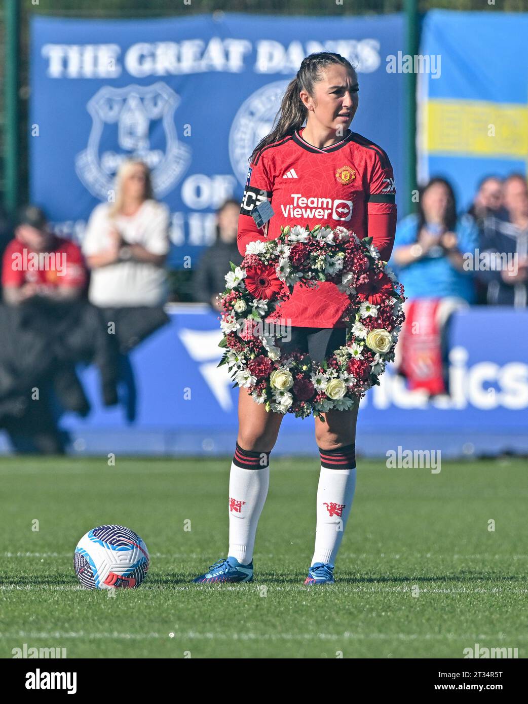 Walton Hall Park, Liverpool, Merseyside, Angleterre. 22 octobre 2023. Katie Zelem #10 de Manchester United Women s'accroche à un récif floral alors que Manchester United Women joue un hommage à Sir Bobby Charlton, lors de Everton Women V Manchester United Women football Club au Walton Hall Park, dans la Super League féminine de Barclays/Super League féminine. (Image de crédit : ©Cody Froggatt/Alamy Live News) Banque D'Images