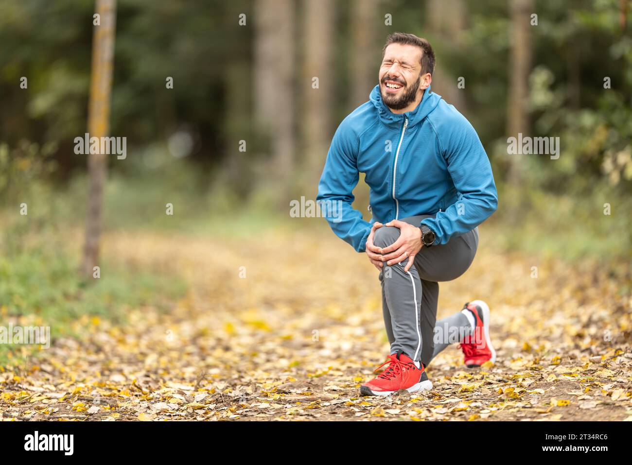 Ligament douloureux d'un athlète qui a surchargé son genou lors d'une course d'entraînement. Banque D'Images