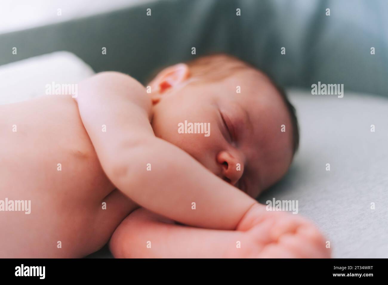 Portrait d'un bébé nouveau-né d'une semaine dormant sur un lit de bébé Banque D'Images