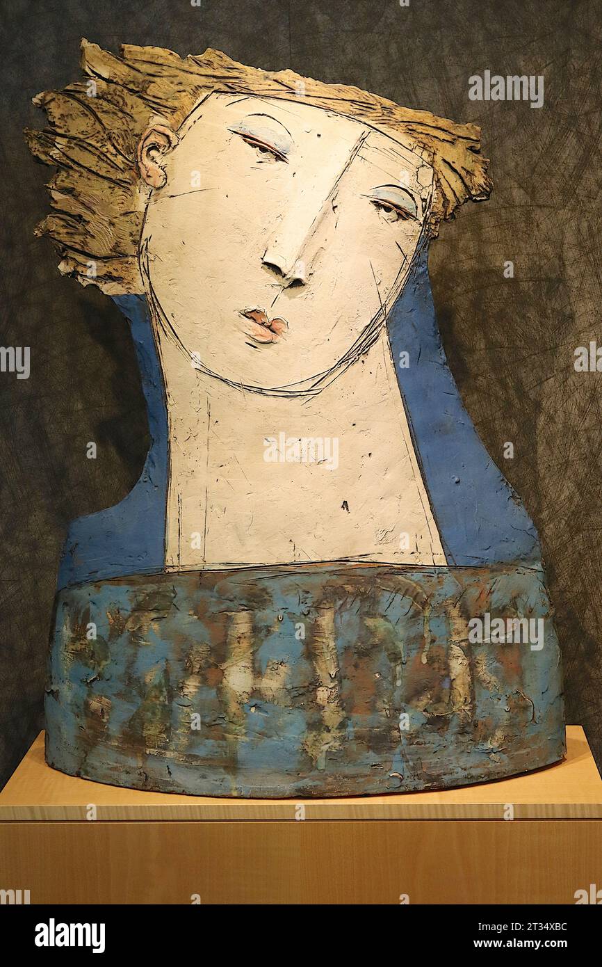 Flat Head II a fabriqué à la main une sculpture en bois et en grès cérame émaillé par Christy Keeney faisant partie de Onboard Art exposée sur le navire de croisière Arcadia de P&O. Banque D'Images