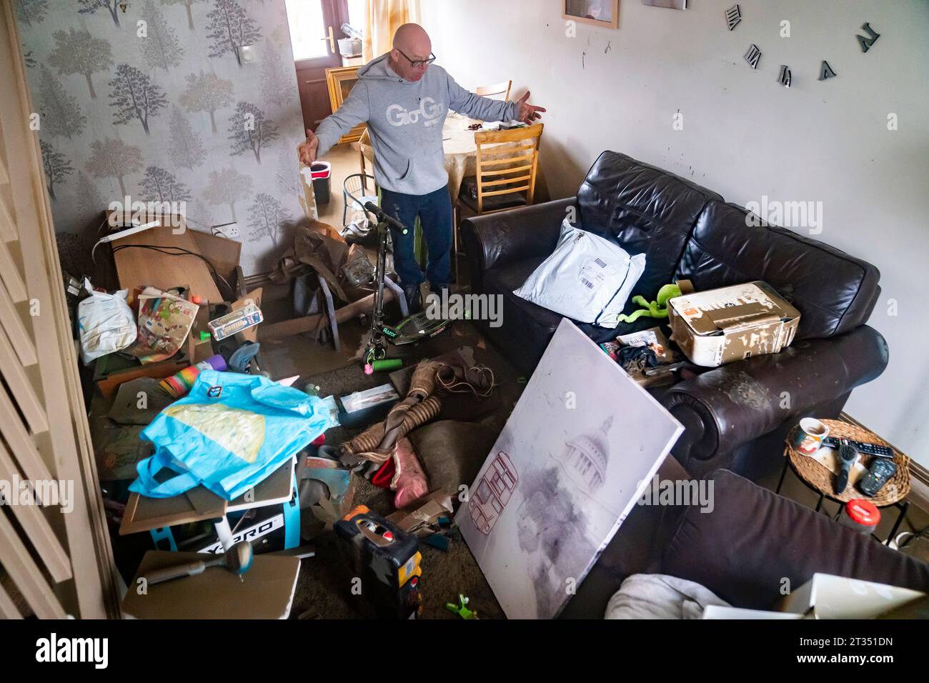 David Pickering inspecte les dégâts causés par les inondations dans sa maison de Catcliffe près de Rotherham, dans le South Yorkshire, à la suite de la tempête Babet qui a frappé le Royaume-Uni, causant des inondations généralisées et des vents violents. Date de la photo : lundi 23 octobre 2023. Banque D'Images
