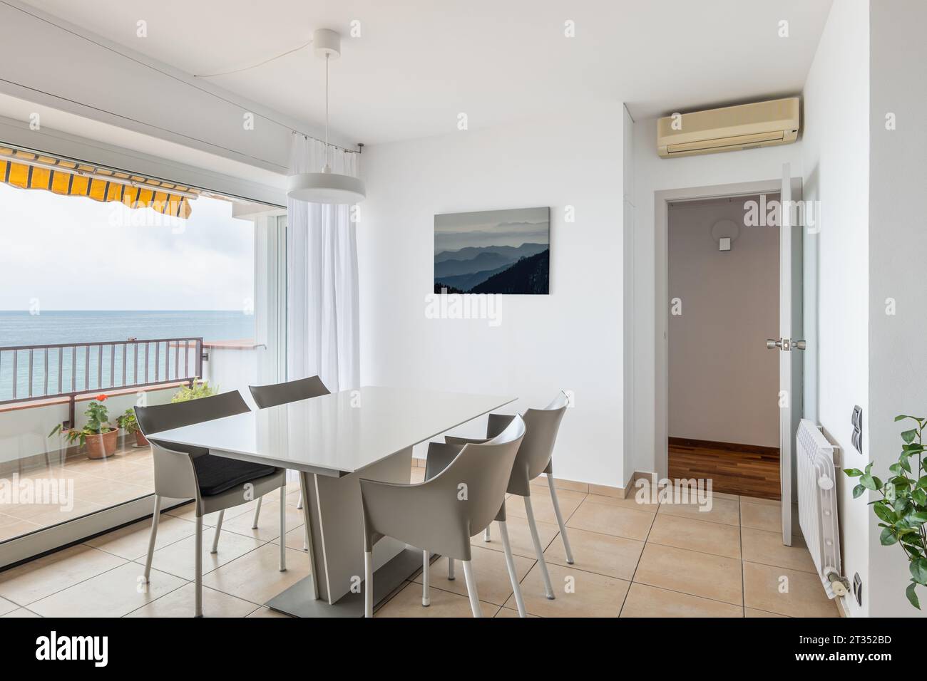 Table vide et chaises près de la fenêtre de la terrasse panoramique Banque D'Images