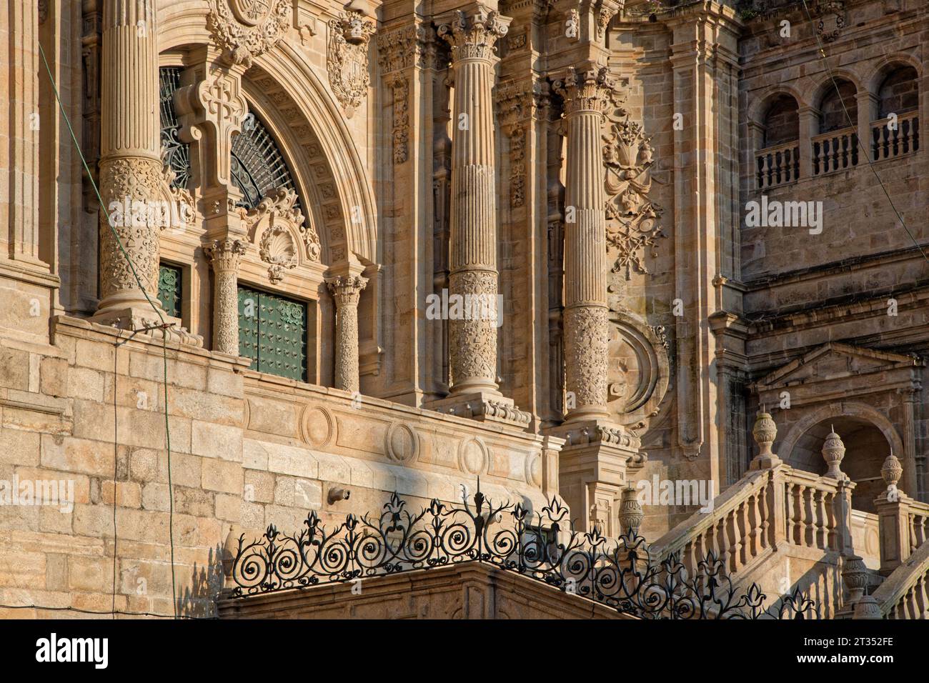 SAINT-JACQUES-DE-COMPOSTELLE, 5 octobre 2023 : détails de la façade de la basilique Saint-Jacques-de-COMPOSTELLE. Cette composante intégrale du site du patrimoine mondial est remise en état Banque D'Images