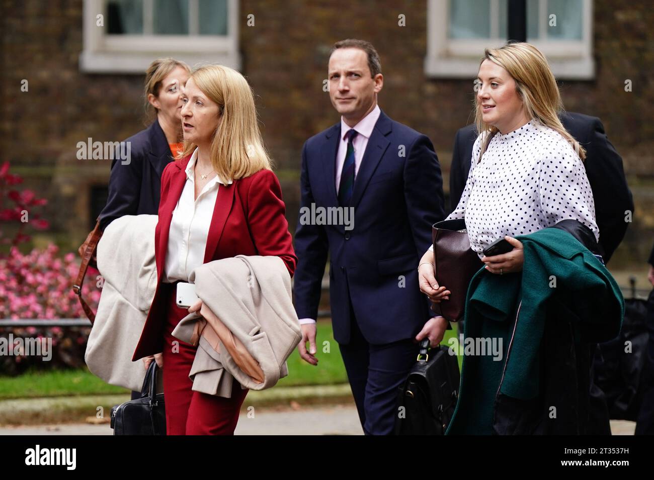 Le commissaire de police et de crime Katy Bourne (2e à gauche) et Nicola Francesca Juniper (à droite) arrivent pour une table ronde à Downing Street, Londres, avec de hauts responsables de la police et 13 des plus grands détaillants du Royaume-Uni pour élaborer un plan d'action commun pour faire face à l'augmentation du vol à l'étalage et pour attraper les délinquants les plus prolifiques. Date de la photo : lundi 23 octobre 2023. Banque D'Images