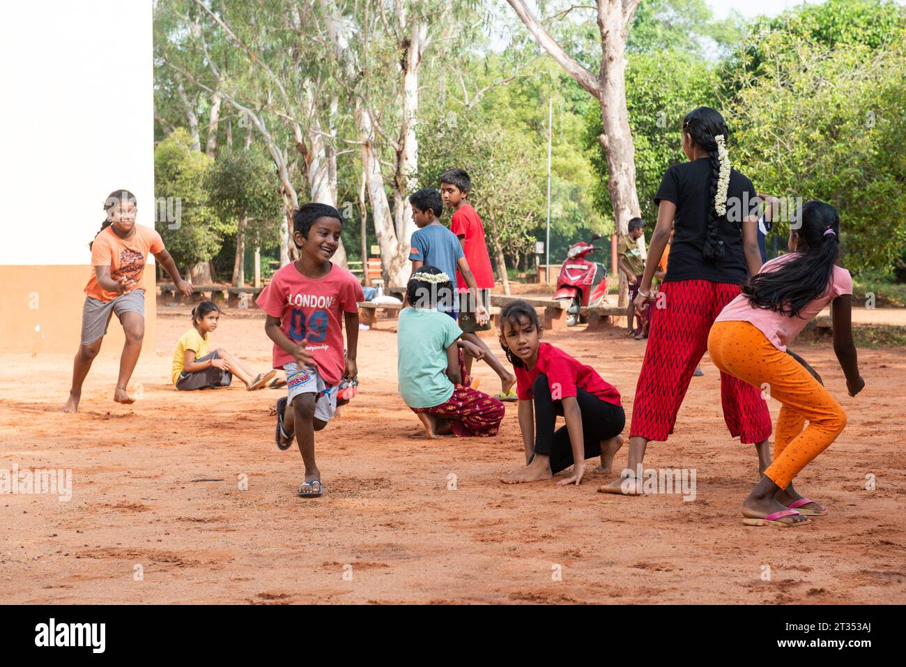 TAMIL NADU, INDE - août 2023 : enfants jouant au jeu Kho Kho. Kho Kho est un tag populaire et un ancien jeu inventé dans le Maharashtra Banque D'Images