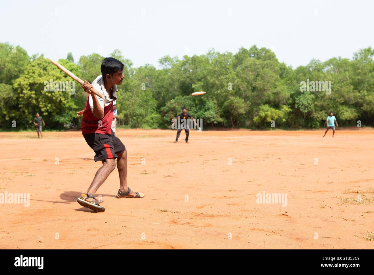 Auroville, Inde - août 2023 : jouer au Gilli Danda, le jeu traditionnel indien qui est censé être à l'origine de jeux tels que le cricket et le baseball Banque D'Images