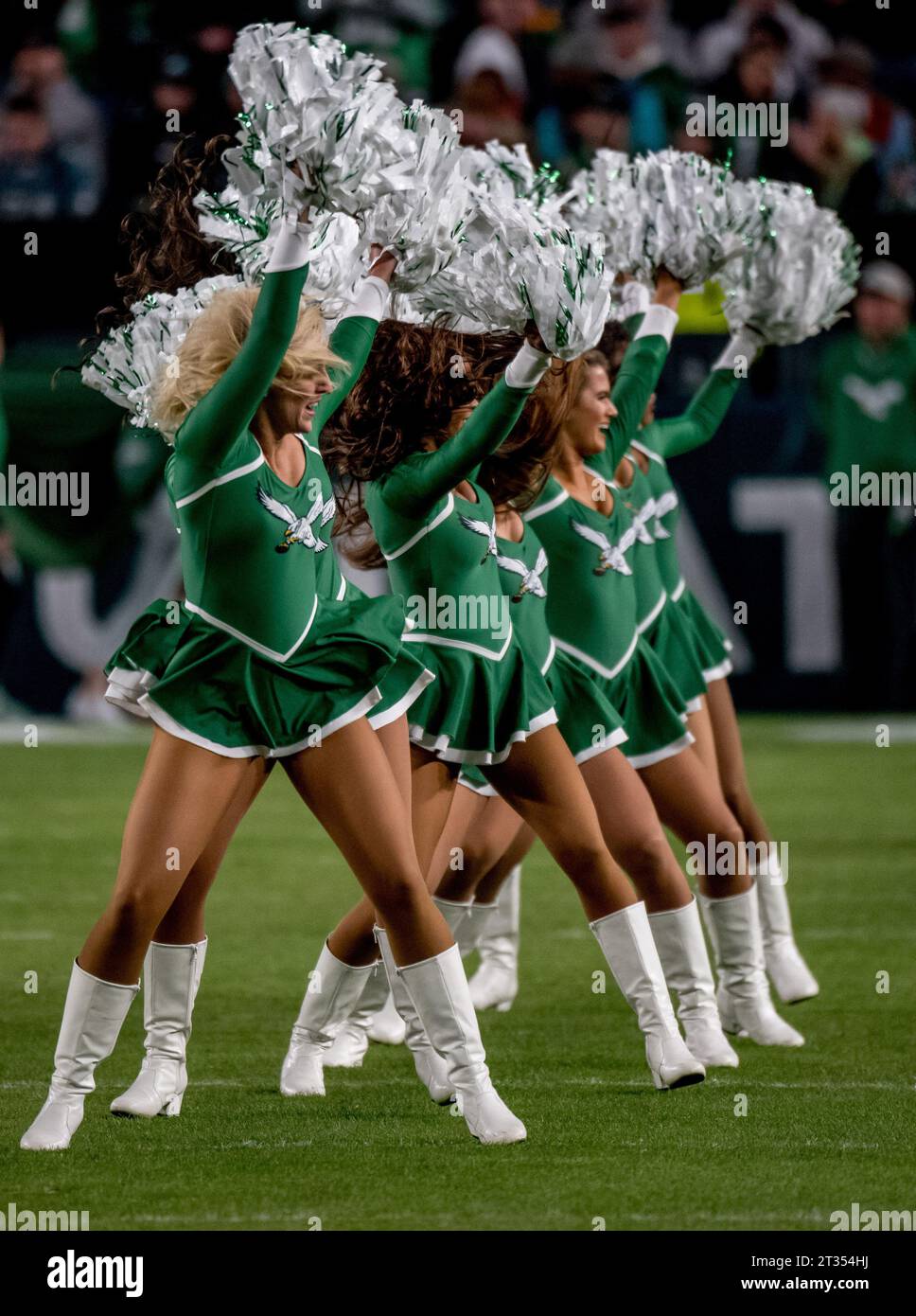 Philadelphie, États-Unis. 22 octobre 2023. 22 octobre 2023, Philadelphie, PA, USA : 22 octobre 2023 : les Philadelphia Eagles Cheerleaders se produisent dans les costumes verts rétro de kelly lors du match de football NFL entre les Dolphins de Miami et les Eagles de Philadelphie au Lincoln Financial Field à Philadelphie, en Pennsylvanie. Scott Serio/Cal Sport Media/Sipa USA(image de crédit : © Scott Serio/Cal Sport Media/Sipa USA) crédit : SIPA US/Alamy Live News Banque D'Images
