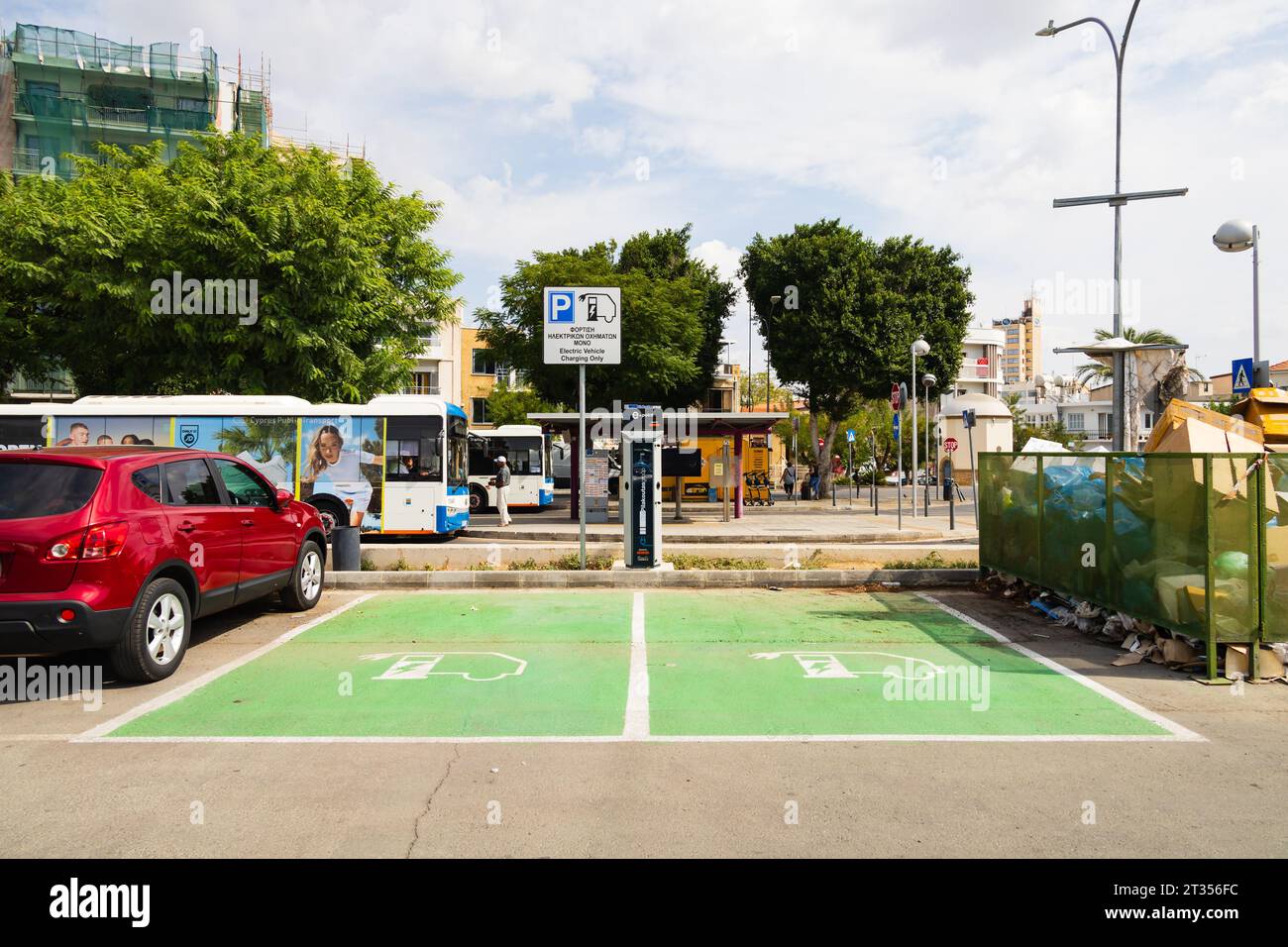 Parking et point de recharge pour véhicules électriques, Promaxonas Municipal ParkingNicosia, Chypre Banque D'Images