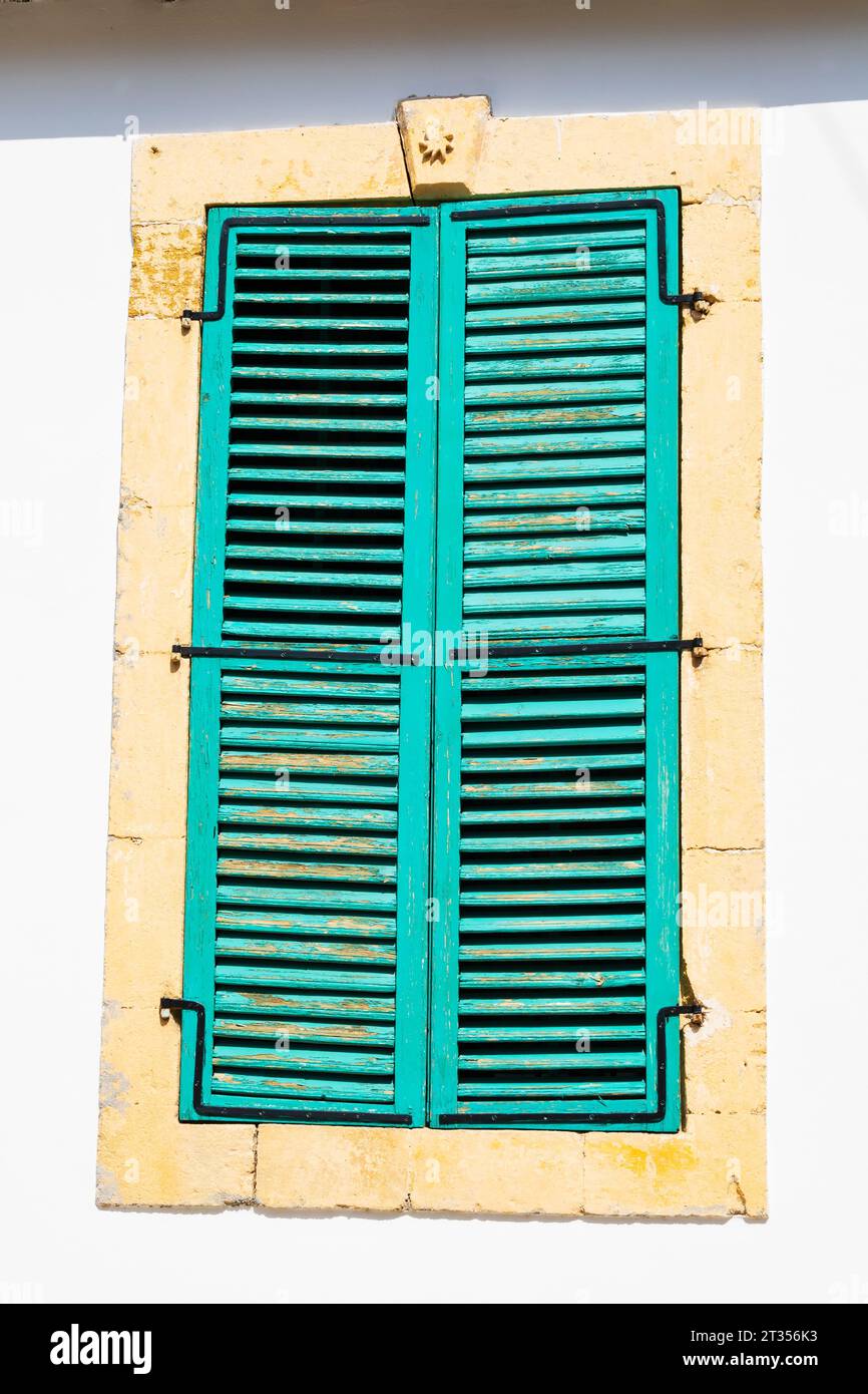 Volets traditionnels en bois vert à la fenêtre. Nord de Nicosie, République turque de Chypre du Nord. Banque D'Images