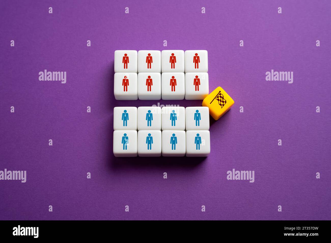 Organisez une compétition par équipe. Rivalité pour améliorer l'efficacité du travail. Divisez en deux groupes. Factions de l'opposition. Absence de consensus. Conflit idéologique Banque D'Images