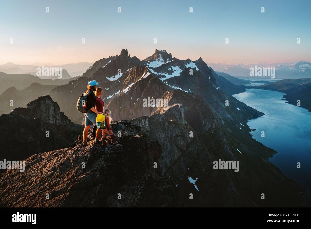 Aventures de voyage en Norvège : randonnée en famille dans les montagnes en plein air parents et enfant sur le dessus profitant du paysage Kvaloya mode de vie actif et sain vaca Banque D'Images