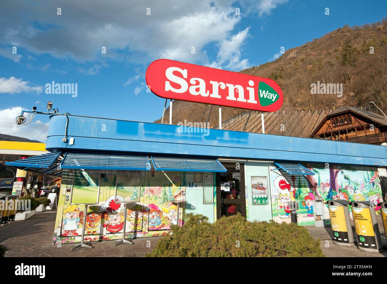 Station-service Sarni Isarco est le long de l'autoroute Brennero-Modène (A22), Castelrotto (Kastelruth), Bolzano, Trentin-Haut-Adige, Italie Banque D'Images