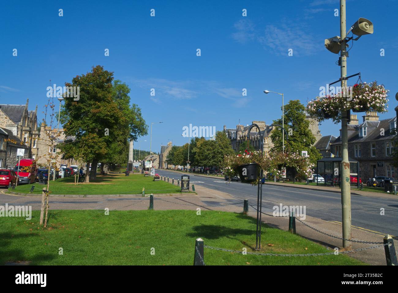 En regardant vers le nord sur la place, le centre-ville, Grantown-on-Spey. Parc national de Cairngorms. Région des Highlands, Moray, Écosse, Royaume-Uni Banque D'Images