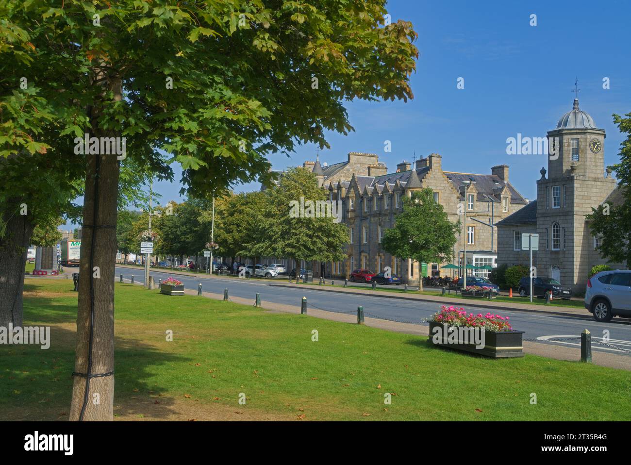 En regardant vers le nord sur la place, le centre-ville, Grantown-on-Spey. Parc national de Cairngorms. Région des Highlands, Moray, Écosse, Royaume-Uni Banque D'Images
