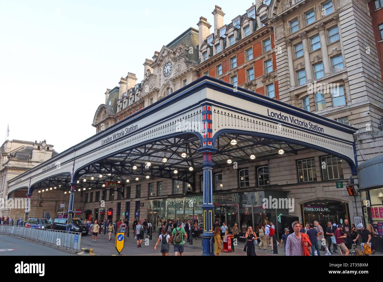 Entrée de la gare Victoria de Londres, Victoria St, Londres, Angleterre, Royaume-Uni, SW1E 5ND Banque D'Images