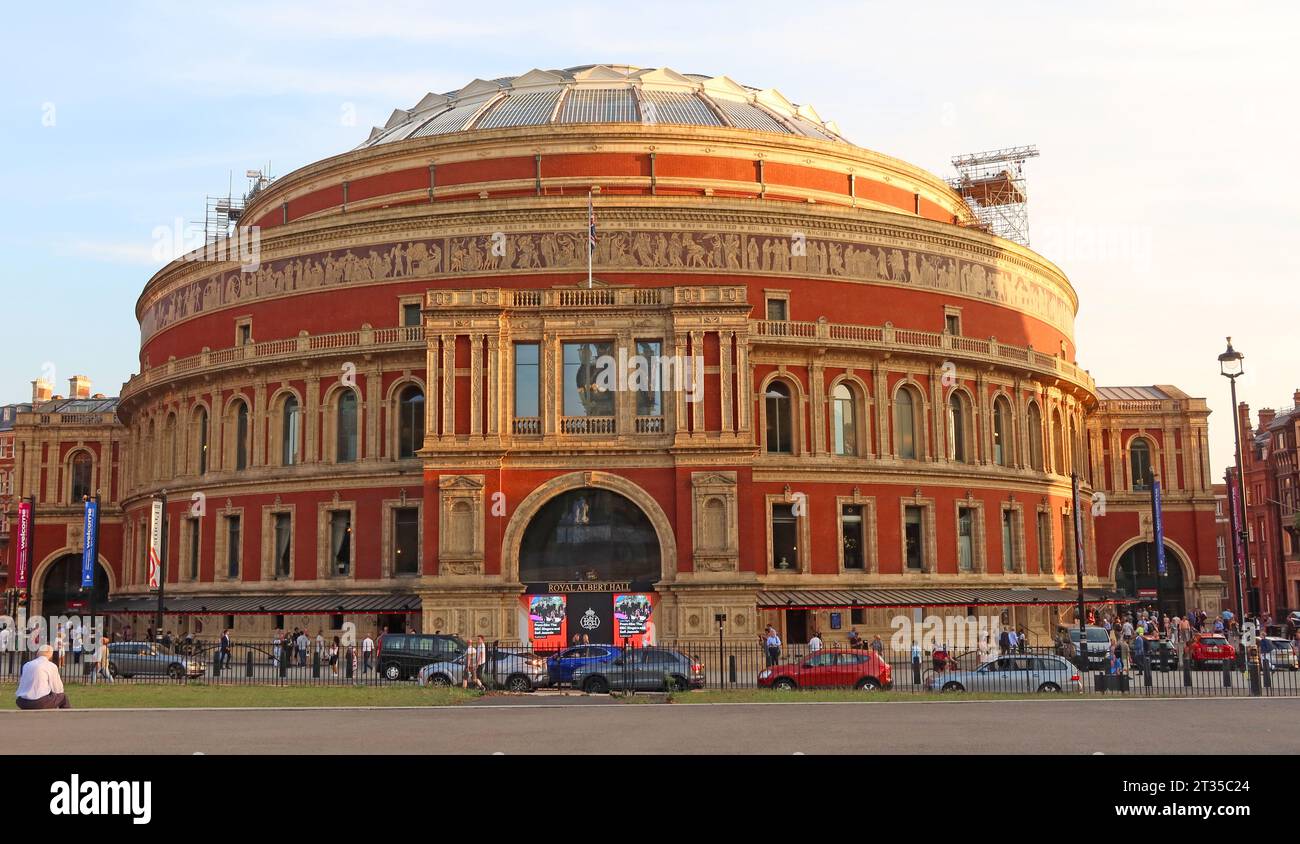 Le Royal Albert Hall dans la soirée, Kensington Gore, Londres, Angleterre, Royaume-Uni, SW7 2AP Banque D'Images