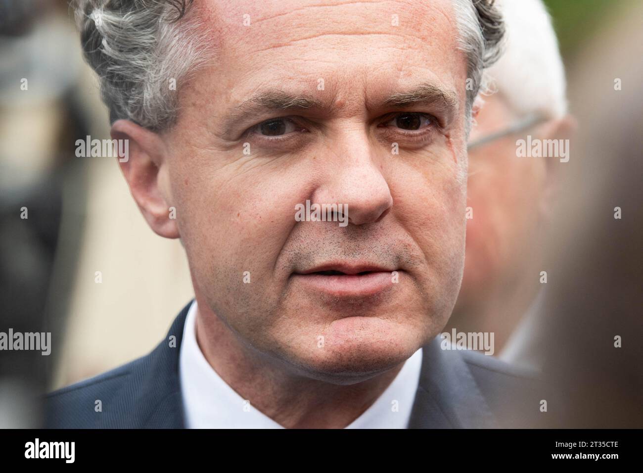 Christophe Bechu, ministre français de la transition écologique et de la cohésion des territoires, en visite à Saint-Martin-Vesubie, France, le 23 octobre 2023, pour évaluer les dégâts causés par la tempête Aline et rencontrer les élus et les personnes touchées. Les vallées de la Vesubie et de la Roya, dévastées il y a trois ans par la tempête Alex, ont été frappées par un mois de pluie en quelques heures. Au final, Aline a été moins violente qu'Alex. Les habitants des Alpes-Maritimes ont été placés en alerte rouge pour pluie-inondation pour la première fois depuis les inondations monstres qui avaient fait 18 morts et disparus ainsi qu’un milliard d’euros de dégâts Banque D'Images