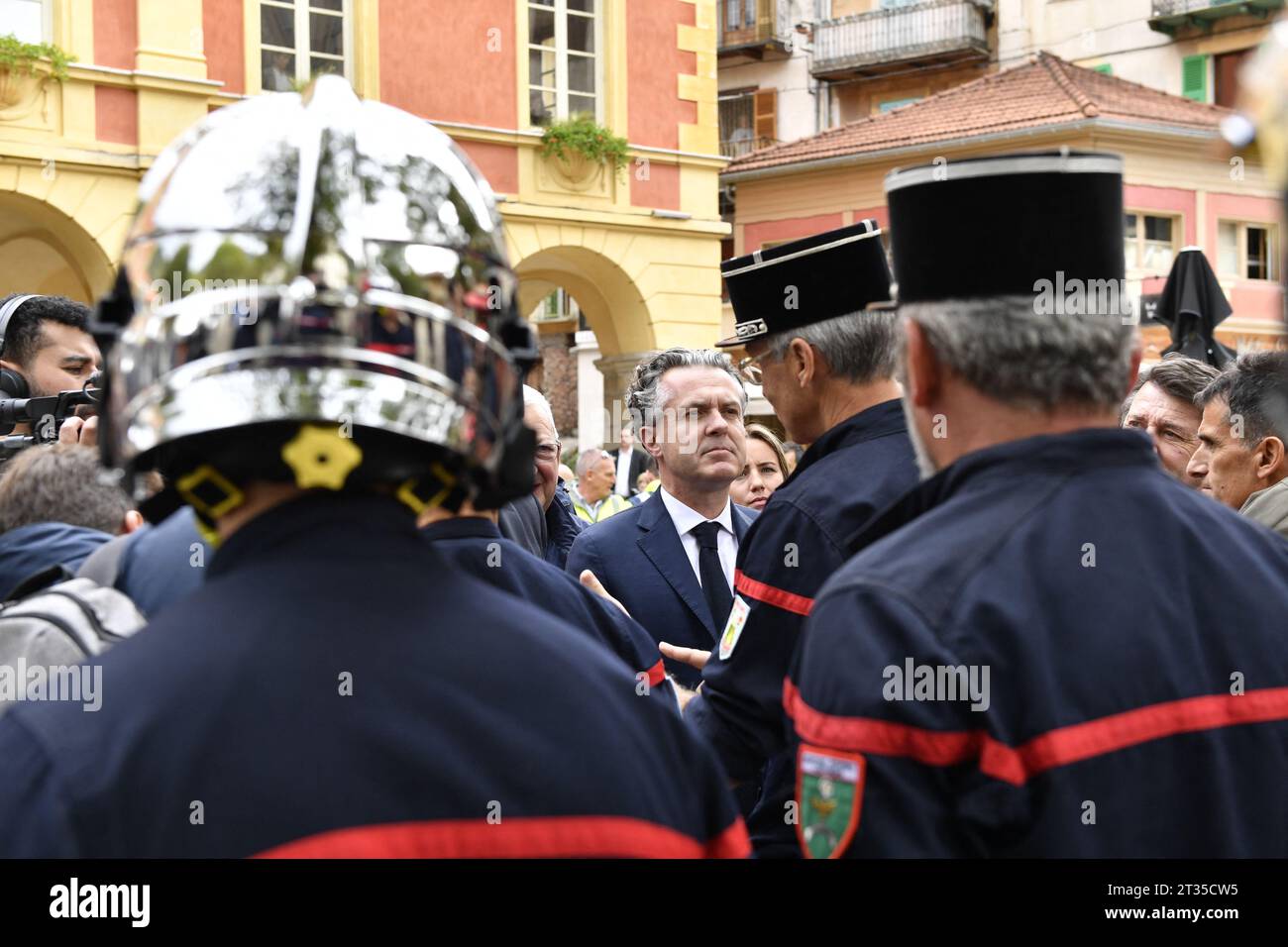 Christophe Bechu, ministre français de la transition écologique et de la cohésion des territoires, en visite à Saint-Martin-Vesubie, France, le 23 octobre 2023, pour évaluer les dégâts causés par la tempête Aline et rencontrer les élus et les personnes touchées. Les vallées de la Vesubie et de la Roya, dévastées il y a trois ans par la tempête Alex, ont été frappées par un mois de pluie en quelques heures. Au final, Aline a été moins violente qu'Alex. Les habitants des Alpes-Maritimes ont été placés en alerte rouge pour pluie-inondation pour la première fois depuis les inondations monstres qui avaient fait 18 morts et disparus ainsi qu’un milliard d’euros de dégâts Banque D'Images