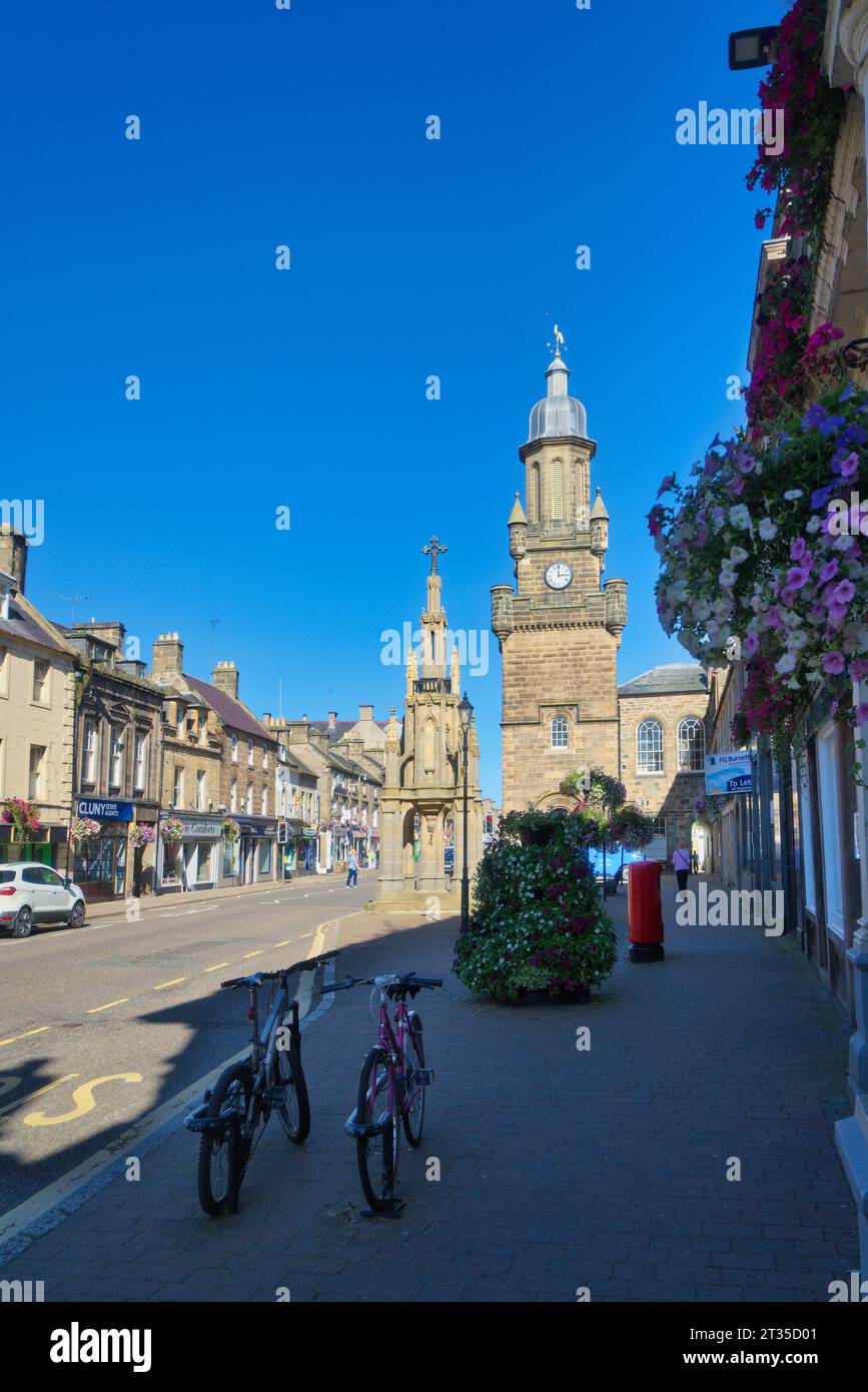 Forres ville, en regardant vers l'est, descendre Forres High Street (B9011) vers Tollbooth et Mercat Cross. Forres, Moray, Écosse , Royaume-Uni Banque D'Images