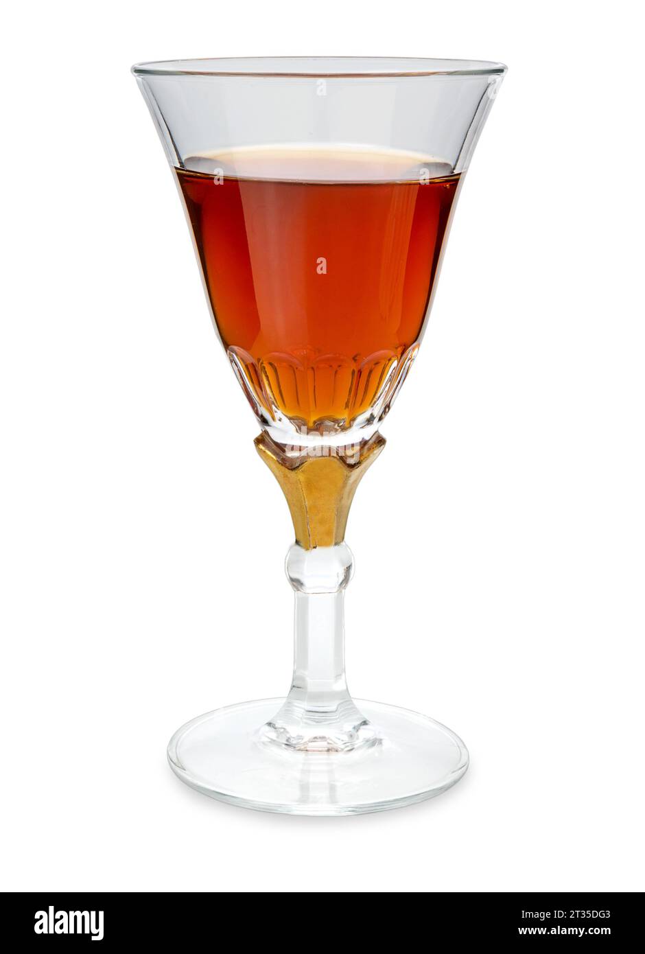 Vin Marsala en verre gobelet vintage avec décoration dorée. Isolé sur blanc avec masque Banque D'Images