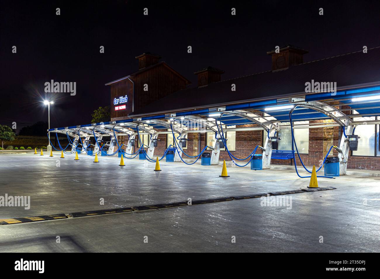 Lavage de voiture extérieur la nuit, Dallas Texas USA Banque D'Images