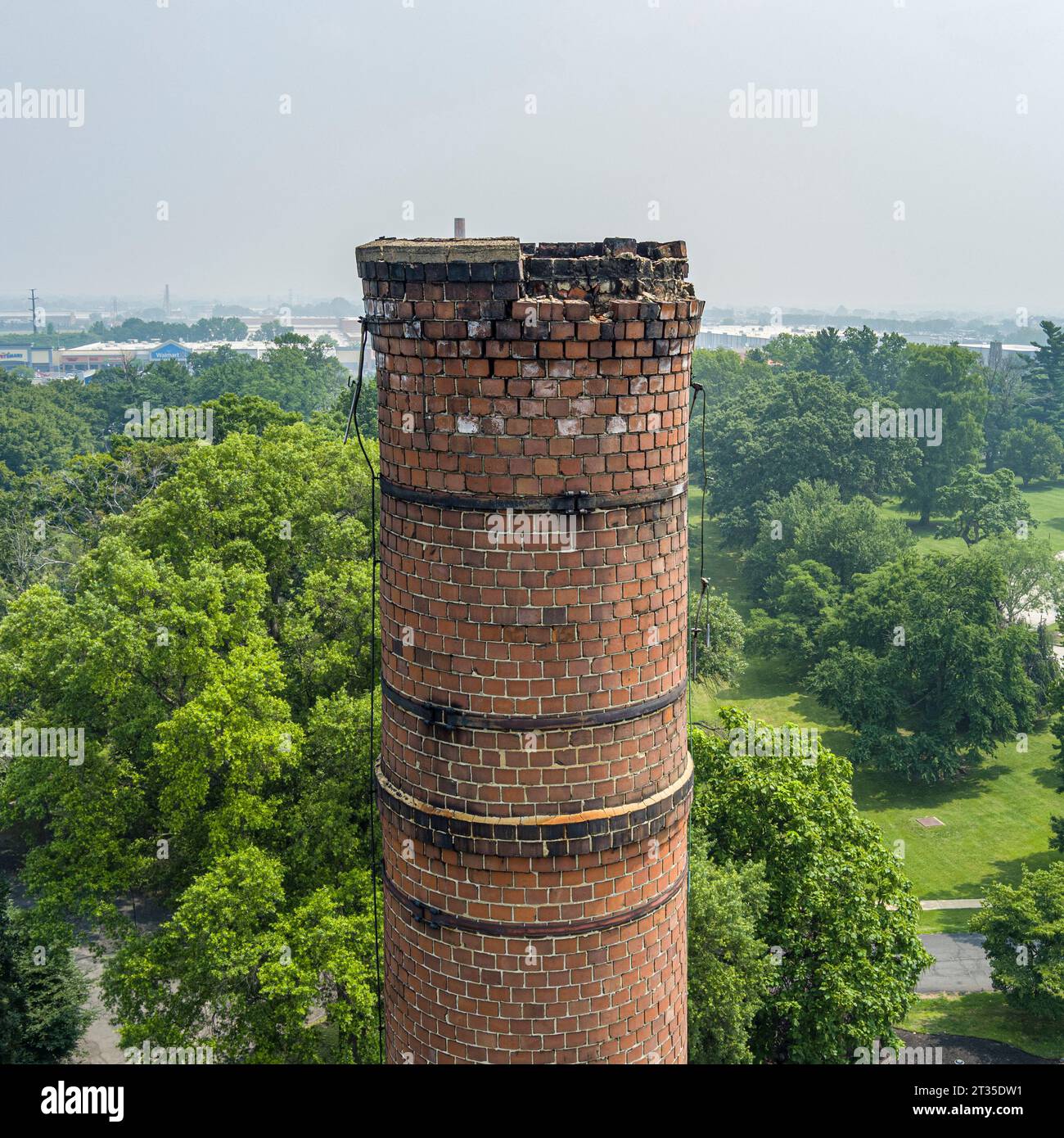 Vue aérienne d'une cheminée en brique endommagée frappée par la foudre, Philadelphie USA Banque D'Images