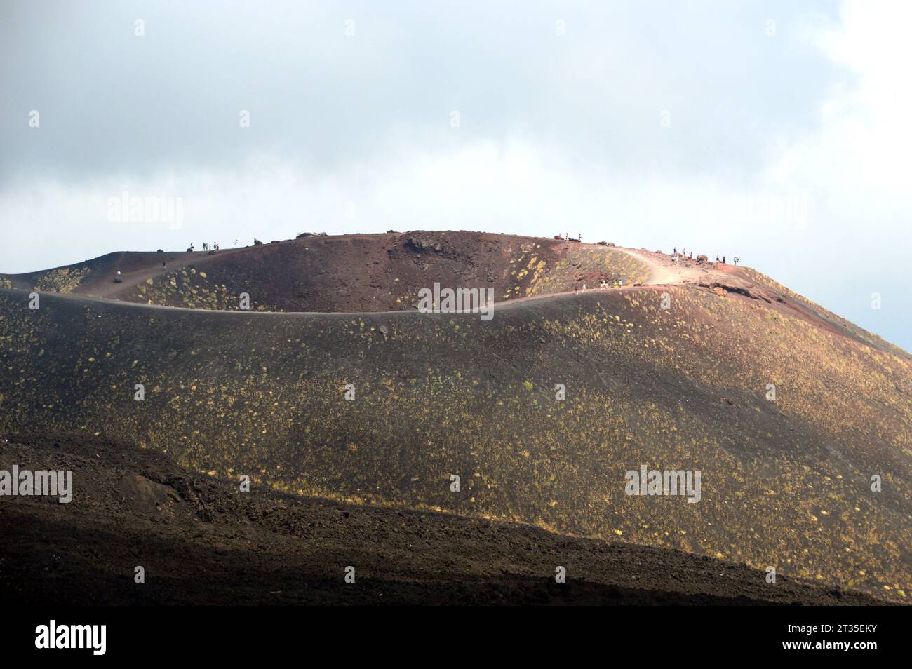 Personnes / vacanciers marcher et explorer les cratères Silvestri sous le sommet du volcan Etna en Sicile, Italie, UE. Banque D'Images