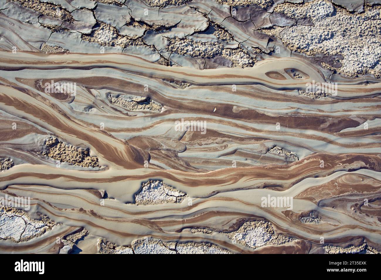 cônes de volcans de boue d'où coulent des rivières de boue Banque D'Images