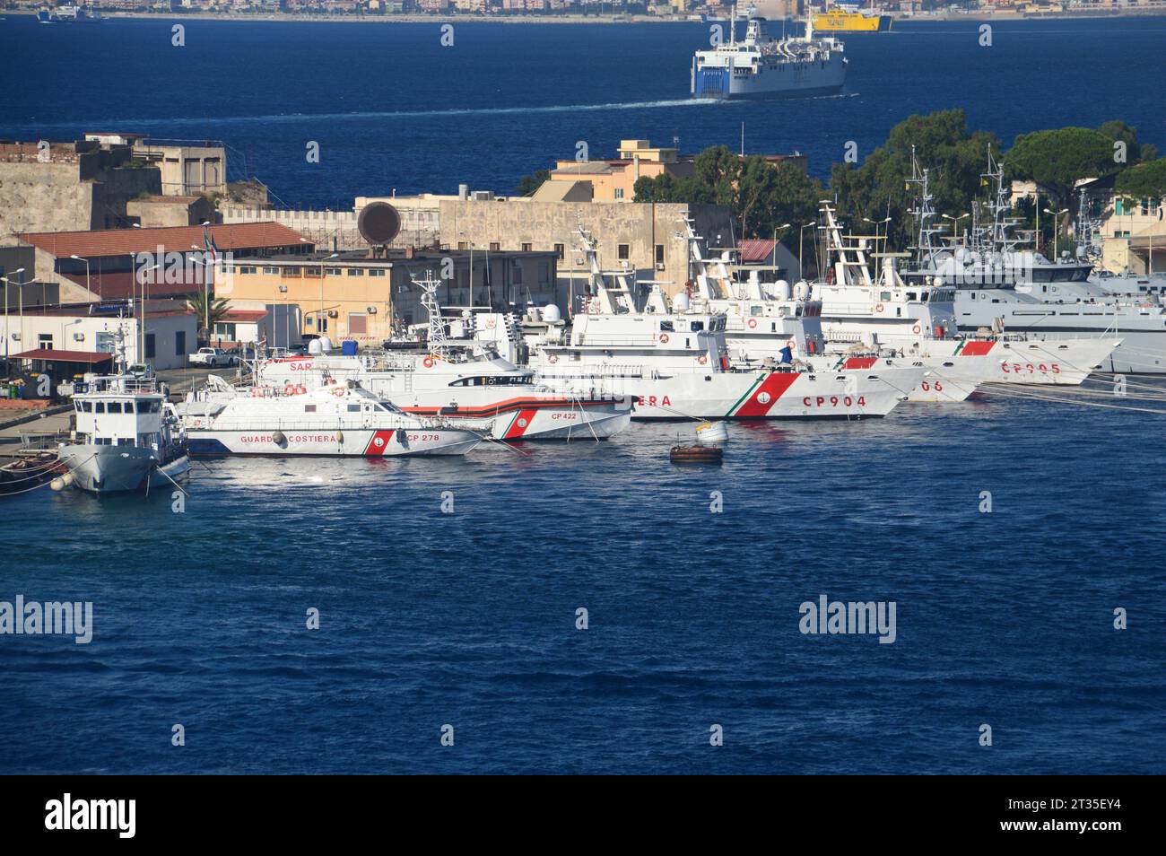 Blanc et rouge garde-côtes italiens (Guardia Costiera) Bateaux amarrés à une jetée dans le port du port de Messine, Sicile, Italie, UE. Banque D'Images