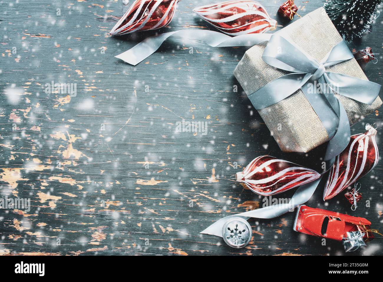 Fond de Noël avec cadeaux enveloppés, ornements et camion jouet vintage sur fond rustique. Vue de dessus de la table suspendue. Espace de copie disponible. Banque D'Images