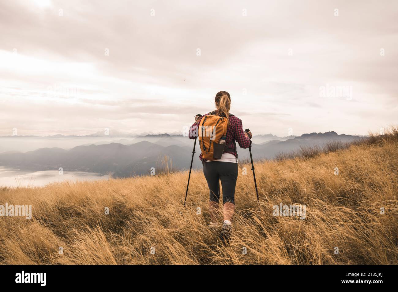 Femme marchant sur l'herbe et la randonnée en vacances Banque D'Images