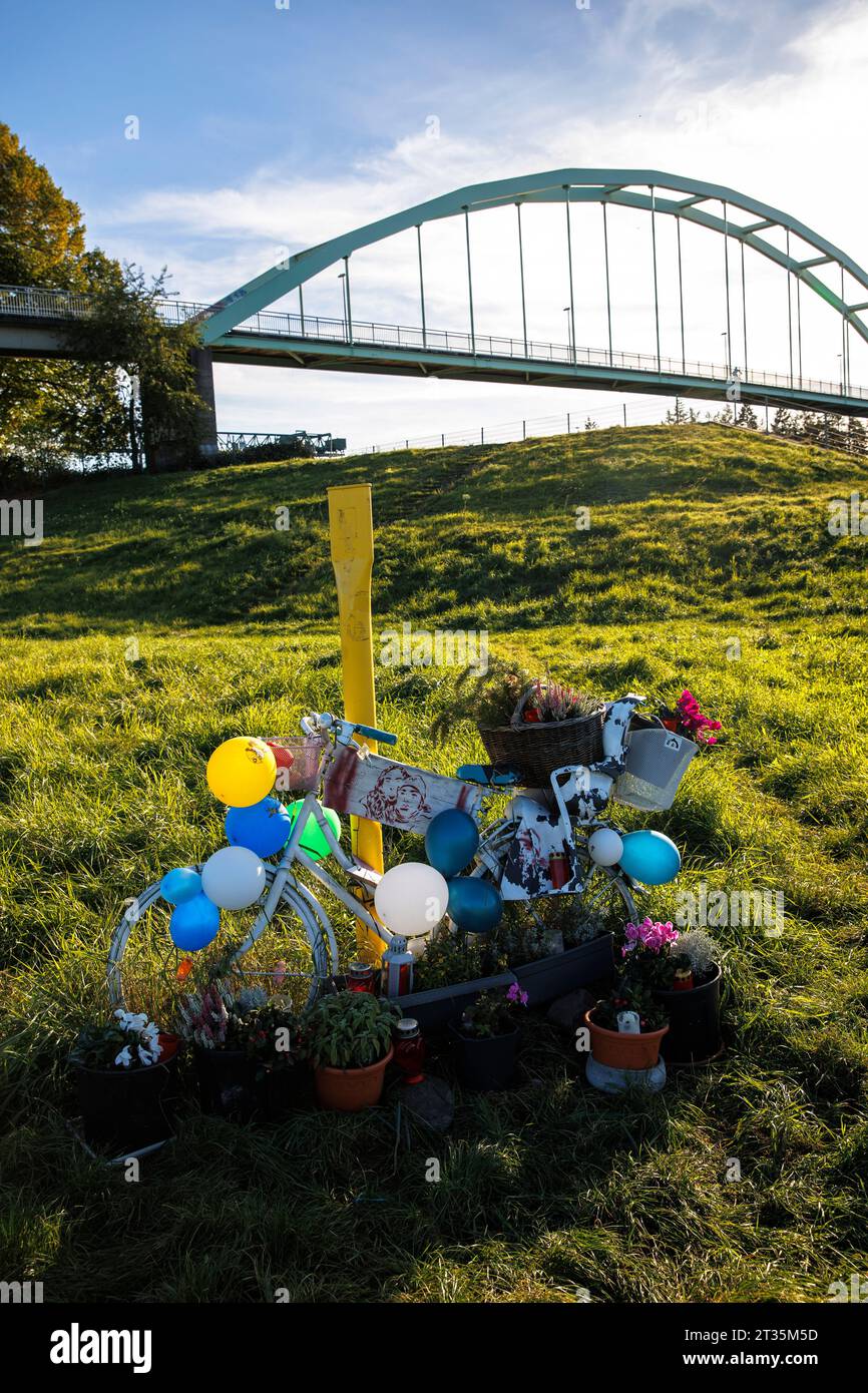 Le vélo décoré au port de Niehler commémore une jeune femme et son fils qui ont été assassinés à cet endroit à Novermber 2021, Cologne, Allemagne. geschm Banque D'Images