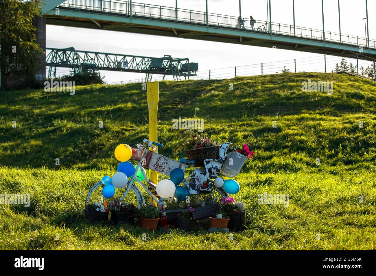 Le vélo décoré au port de Niehler commémore une jeune femme et son fils qui ont été assassinés à cet endroit à Novermber 2021, Cologne, Allemagne. geschm Banque D'Images