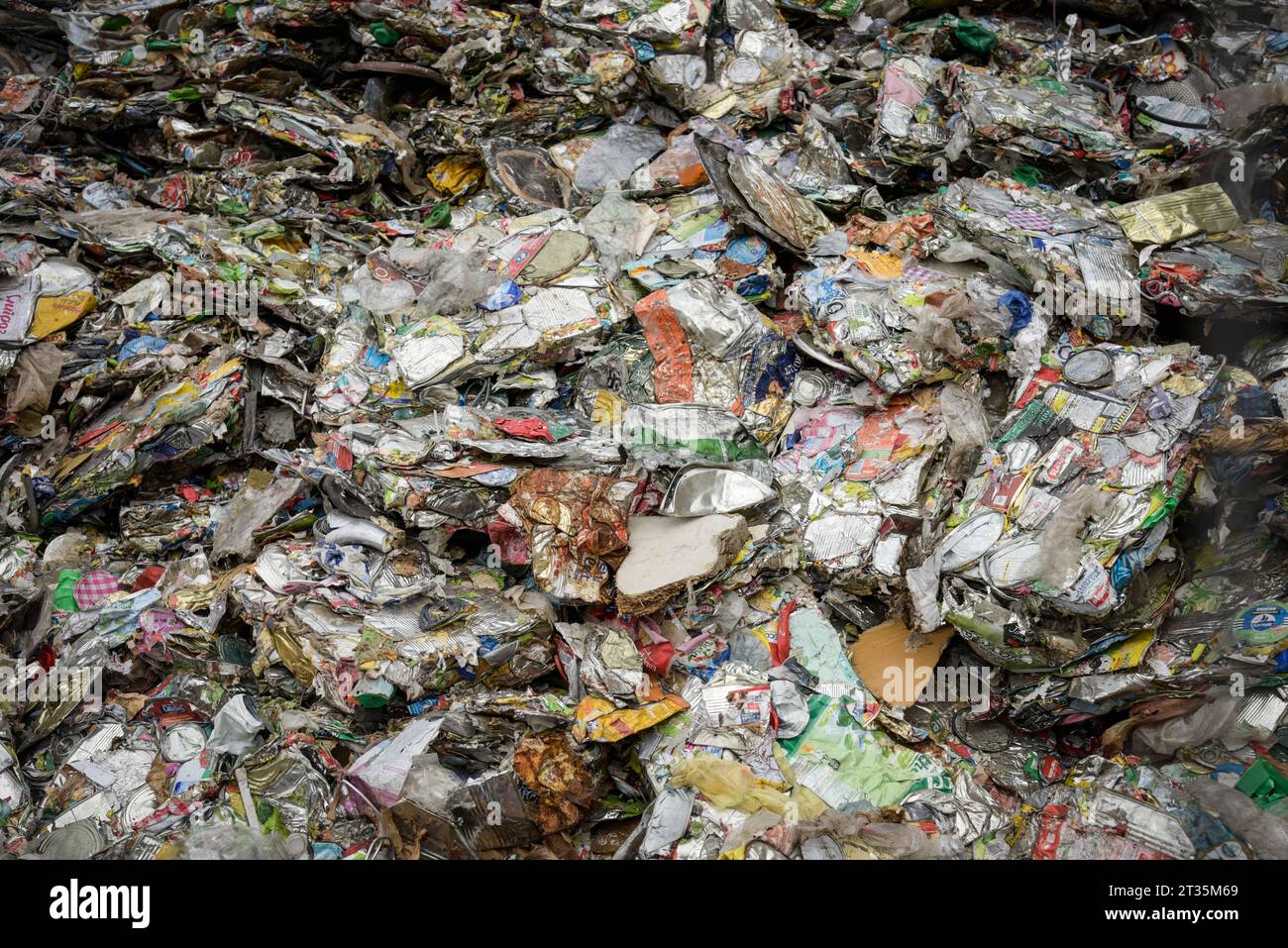 MELUN - FRANCE - OCTOBRE 2023 : vue sur une pile de déchets plastiques qui seront recyclés dans une usine Banque D'Images