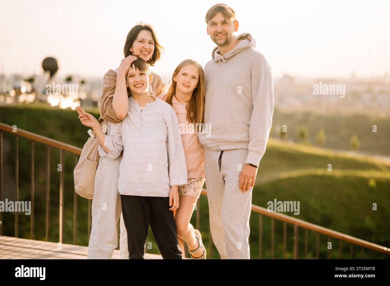 Famille souriante debout sur le pont Banque D'Images