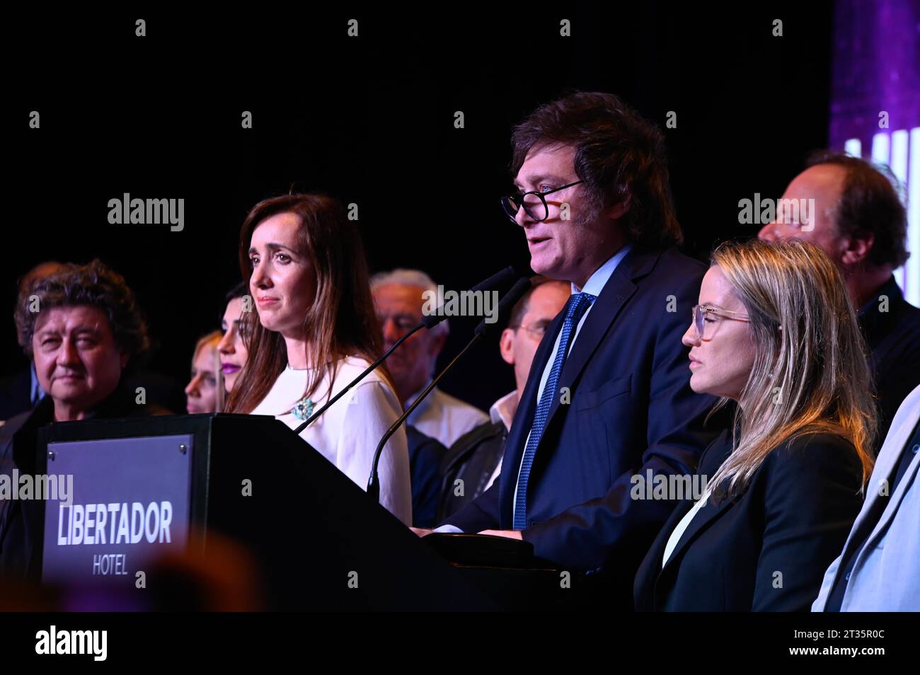 Buenos Aires, Argentine. 22 octobre 2023. Javier Milei (M), candidat à la présidence du parti la Libertad Avanza, prononce un discours aux côtés de Victoria Villarruel (G), candidate à la vice-présidence, et Carolina Piparo (D), candidate au poste de gouverneur de la province de Buenos Aires. Crédit : Igor Wagner/dpa/Alamy Live News Banque D'Images