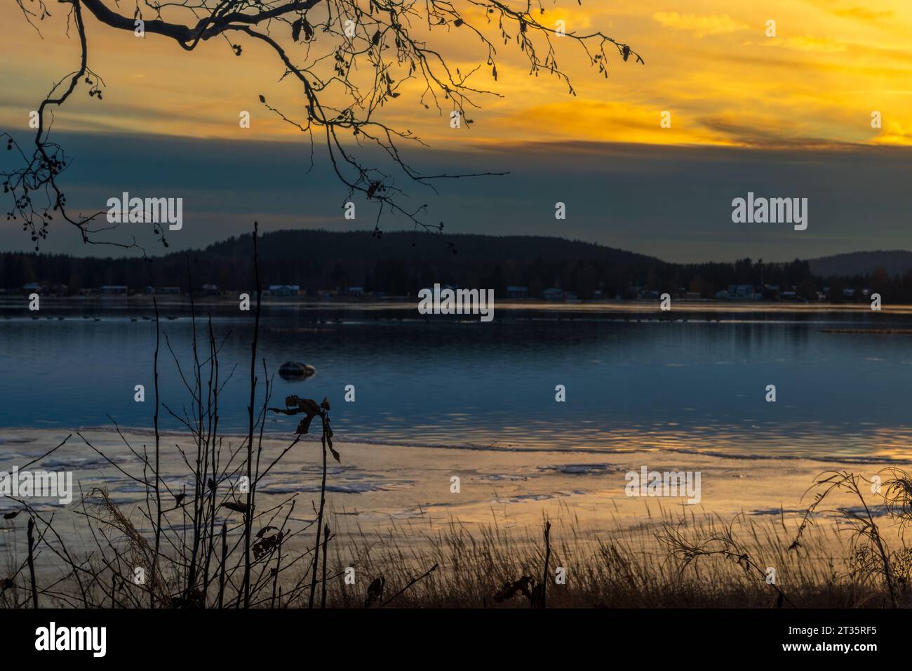 Coucher de soleil jaune sur l'eau claire Banque D'Images