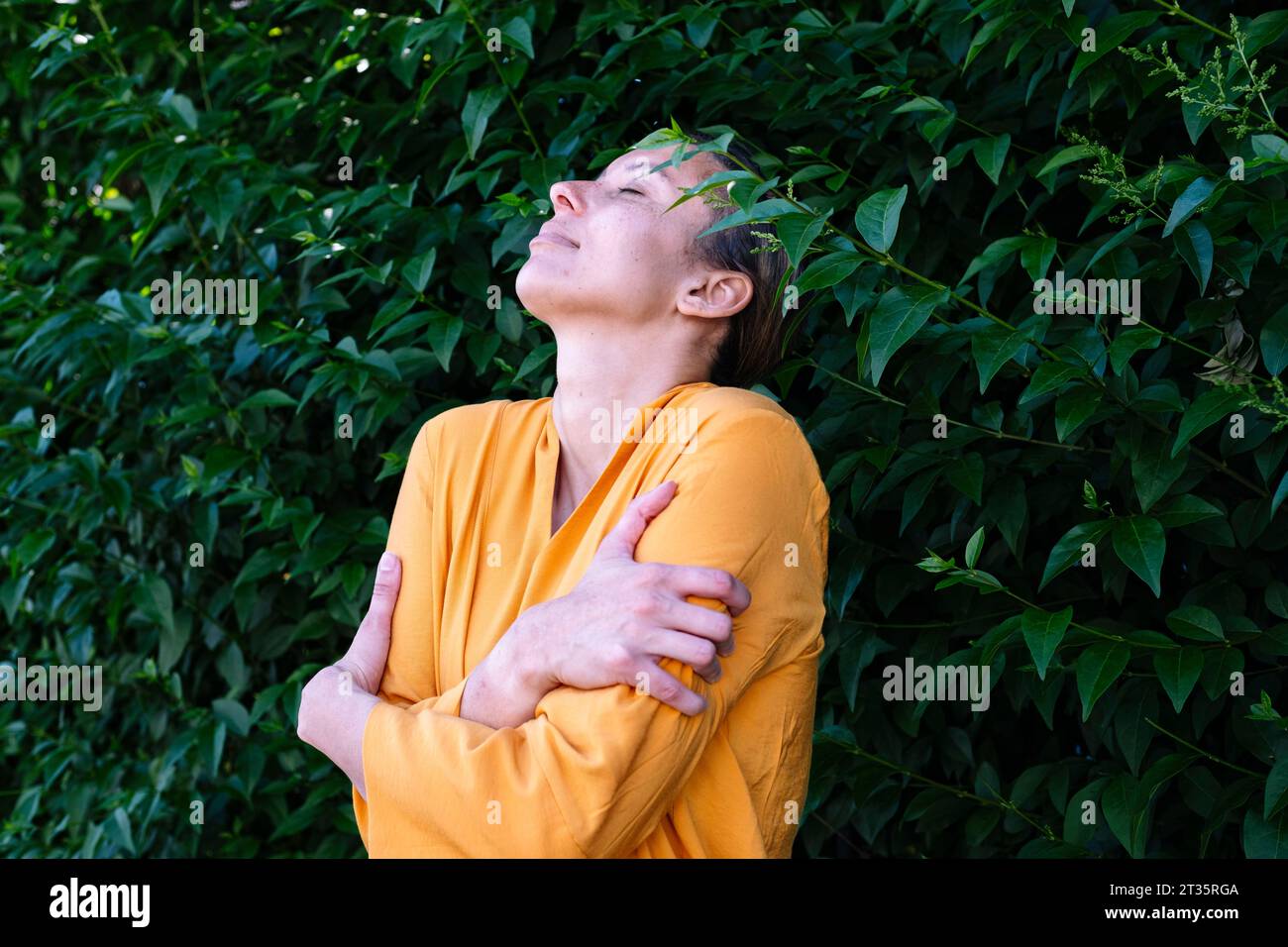 Femme se tenant debout près des plantes Banque D'Images