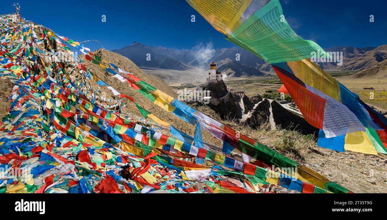 Palais de Yungbulakang (ou Yumbu Lakhang) et drapeaux de prière bouddhistes dans la vallée de Yarlung au Tibet, Chine. Banque D'Images