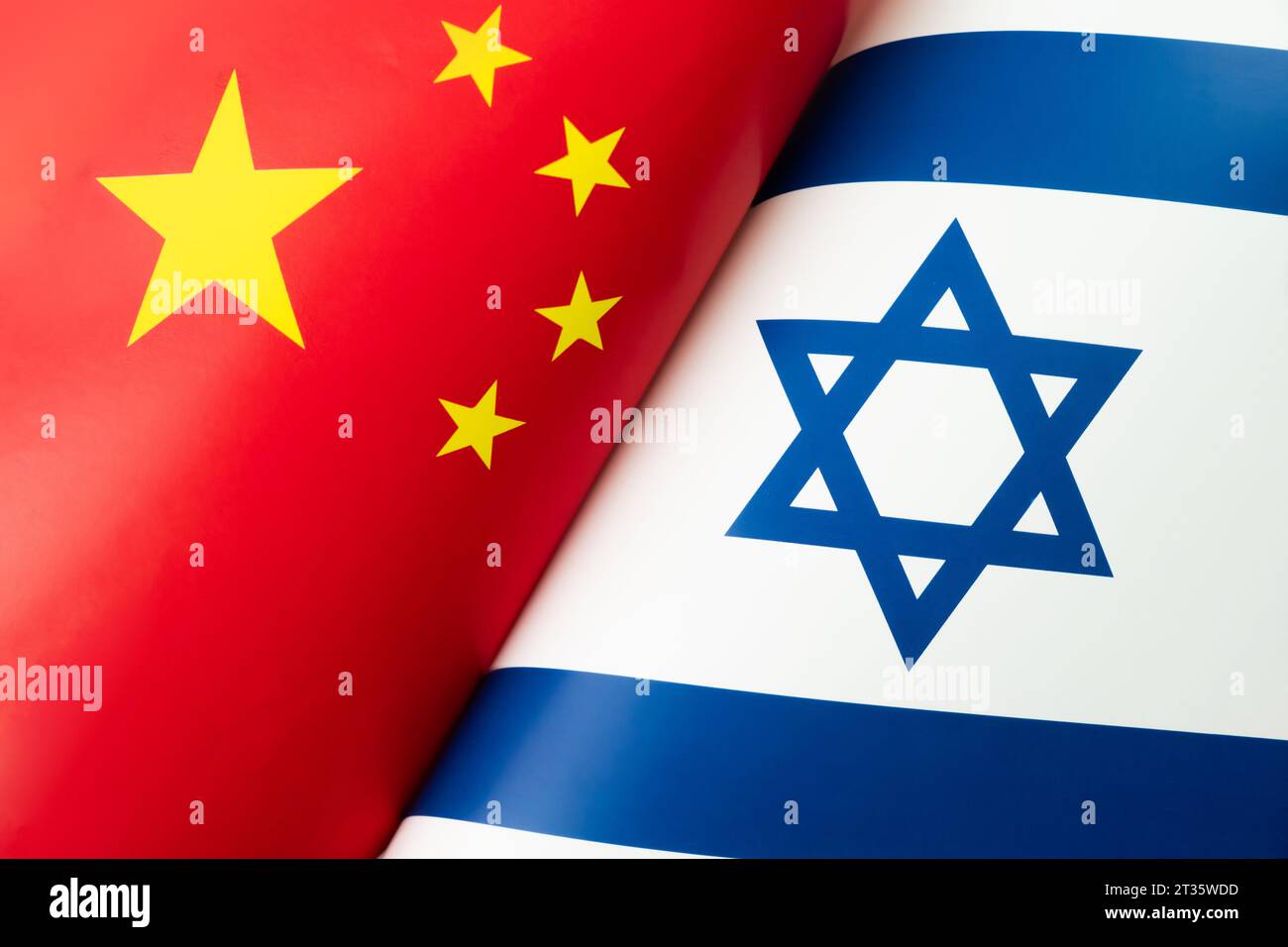 Drapeaux de l'Israël et de la Chine. La notion de relations internationales entre les pays. Le concept d'une alliance ou d'une confrontation entre deux STA Banque D'Images